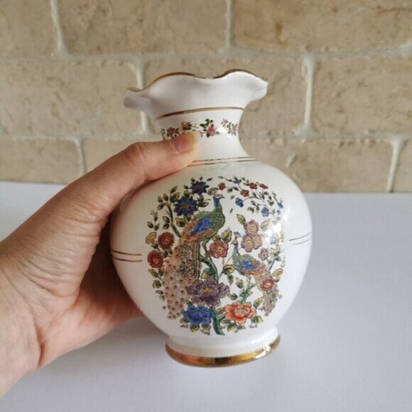 Chinoiserie Small Vase CHIPPED Colorful Peacocks Greece 24K Gold Ruffled Edge - Picture 3 of 9